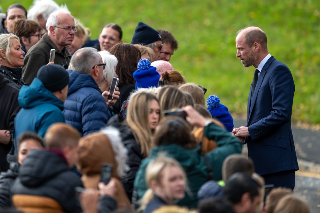 El príncipe Guillermo dedicó tiempo a saludar al público tras su visita al jardín conmemorativo de Aberfan