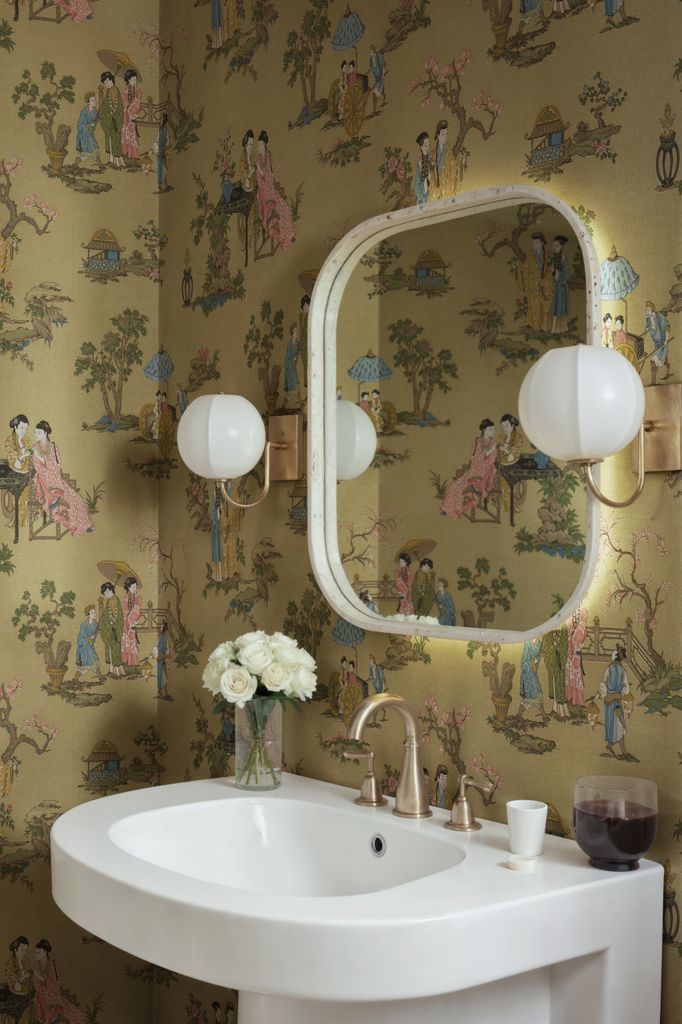 Baño con papel pintado con motivos chinescos