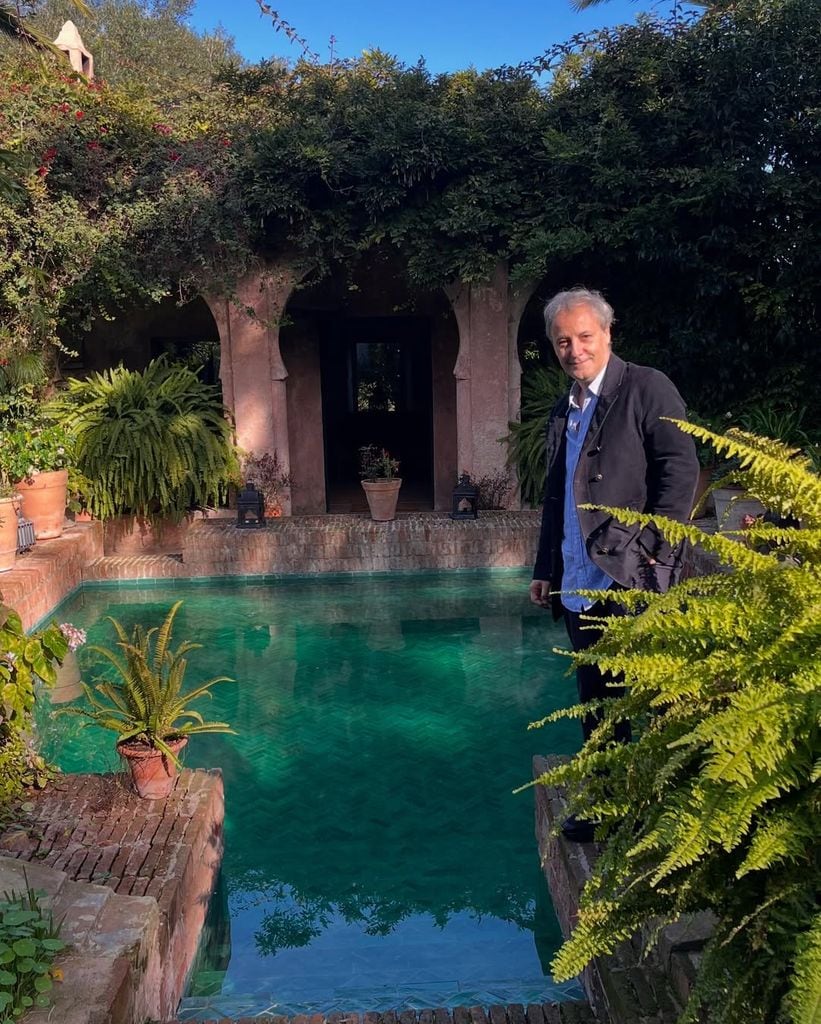 Narcís Rebollo junto a una de las piscinas de este oasis de paz en pleno centro de Tánger