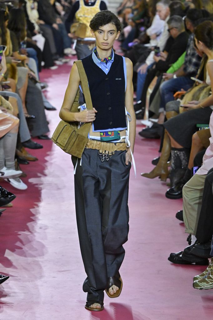 Matilde Lucidi, hija de Bianca Balti, durante el desfile de Miu Miu Primavera/Verano 2026 (6 de octubre de 2025)