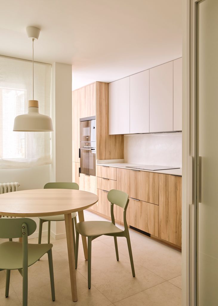 Cocina con muebles de madera 
