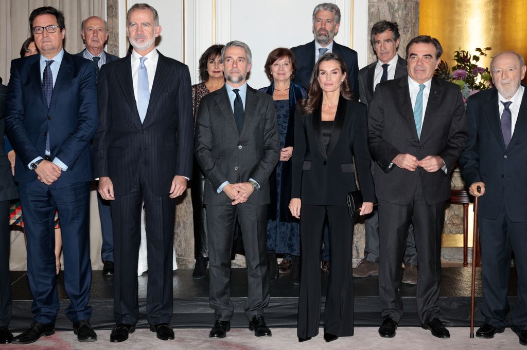 Reyes de España posando con algunos responsables del premio Francisco Cerecedo