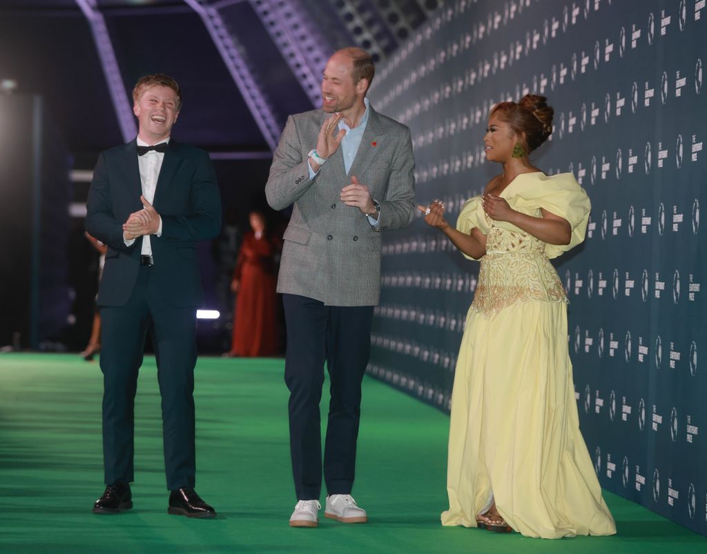 Plano medio del Príncipe Guillermo con Robert Irwin y Nomzamo Mbatha