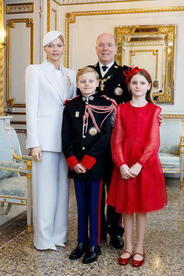 Retrato oficial de los príncipes Alberto y Charlene con sus hijos