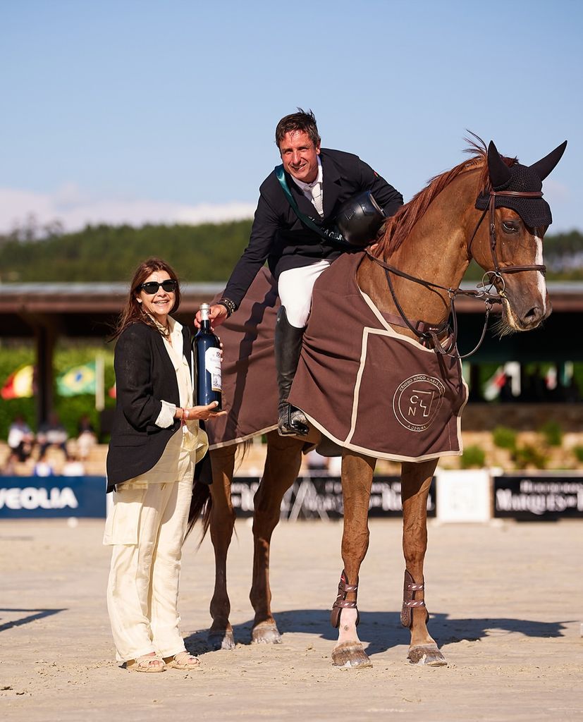 Iván Serrano, recogiendo su otro trofeo