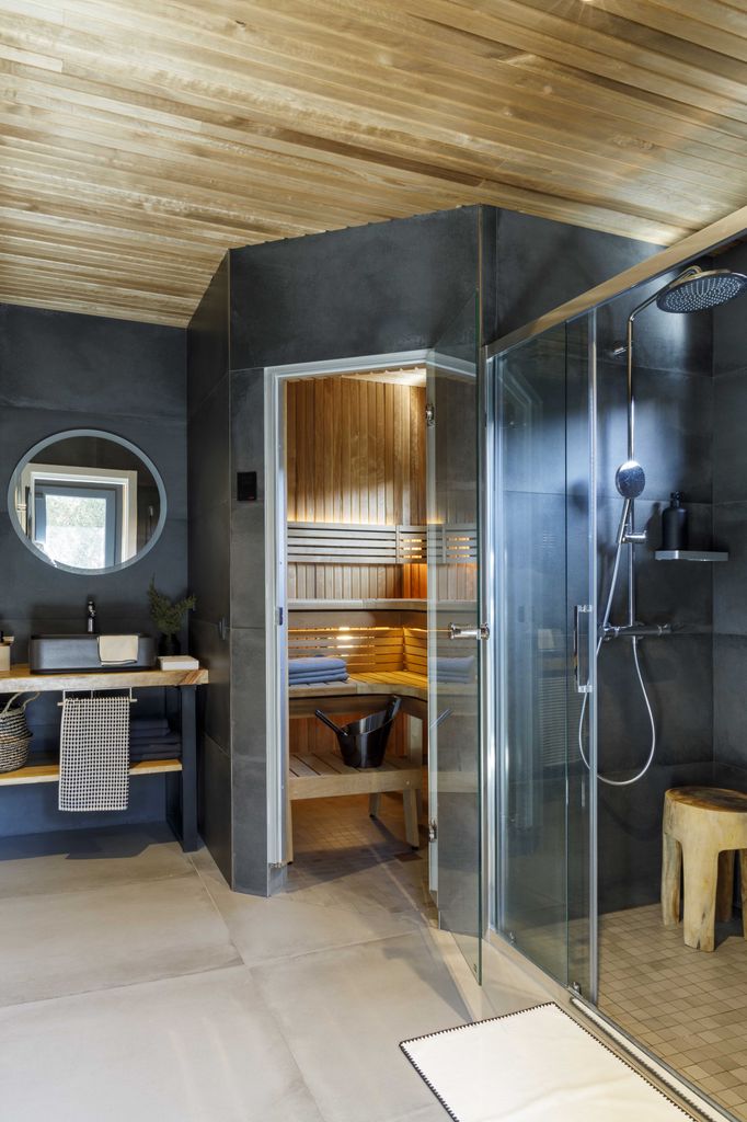 Un amplio baño incorpora una sauna y, junto a ella, una cabina de ducha