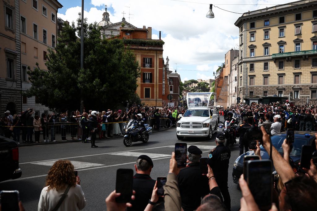 Los restos del Papa Francisco recorrieron poco más de tres millas hasta su destino final   