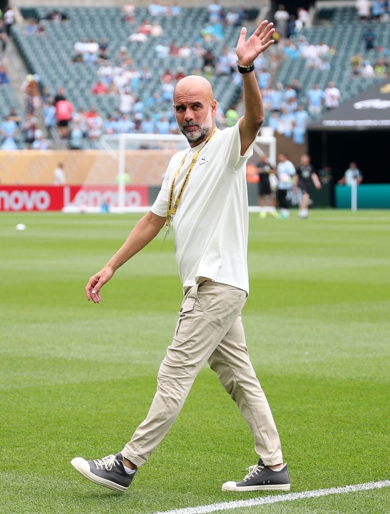 Guardiola saluda a la afición en el Mundial de Clubes
