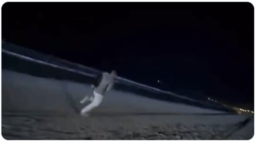 Gilbert, corriendo hacia 'Villa Playa' a por Claudia