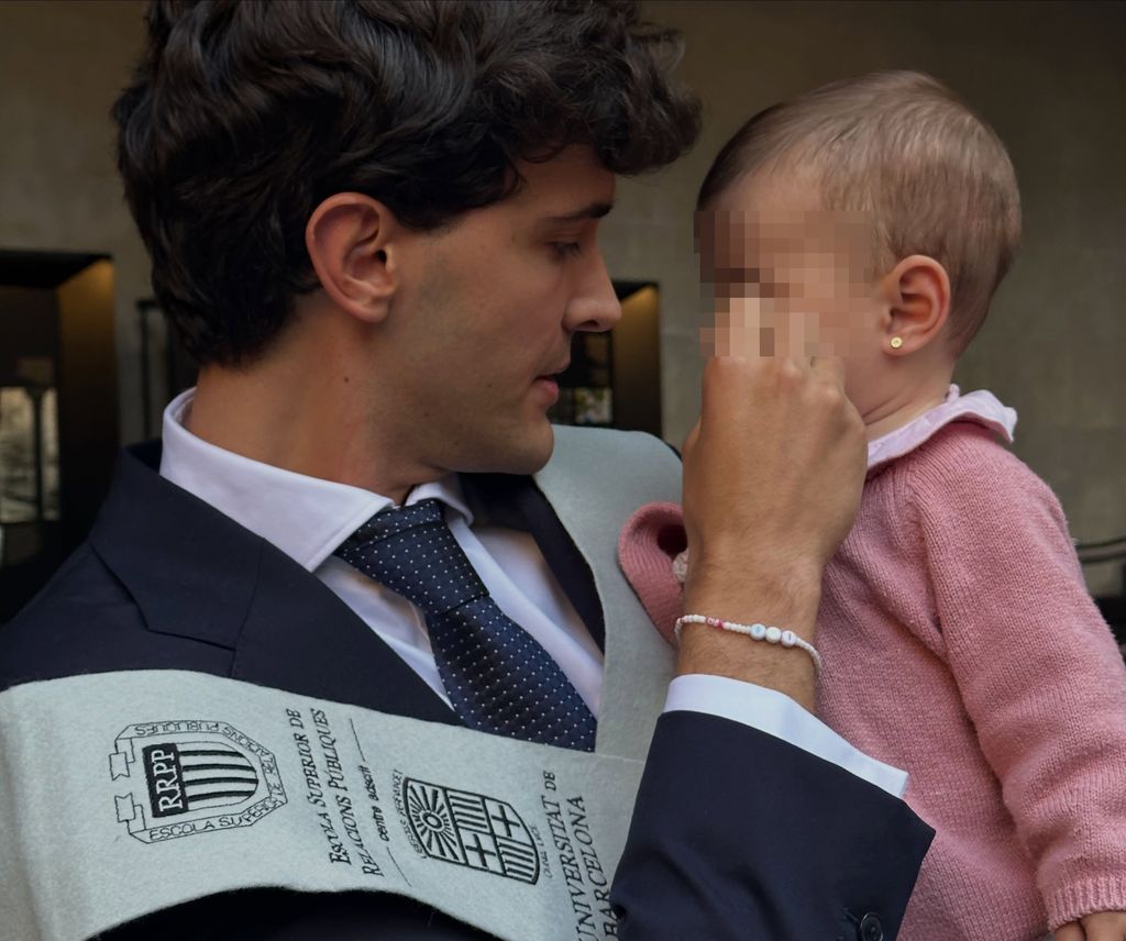 Miquel con la pequeña Elsa el día de su graduación
