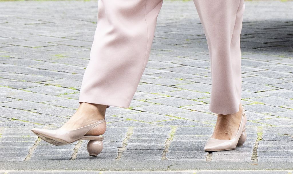 Tacones con un detalle geométrico que aporta personalidad al conjunto.