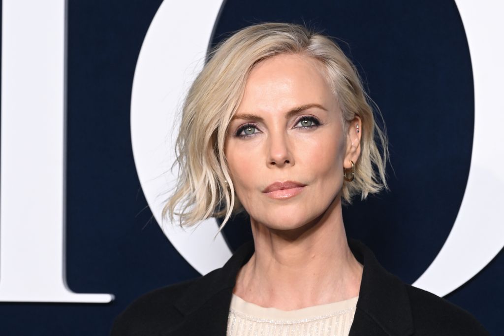 Charlize Theron contó cómo su mamá la defendió cuando era adolescente.
