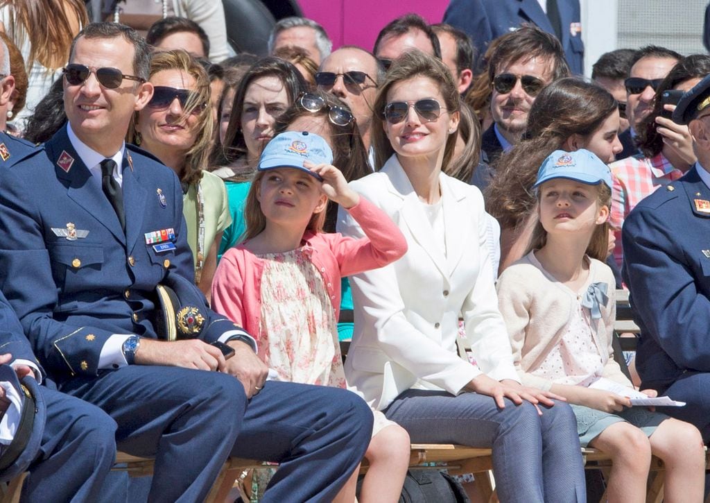 LOS PRINCIPES DE ASTURIAS, FELIPE DE BORBON Y LETIZIA ORTIZ CON SUS HIJAS LAS INFANTAS LEONOR Y SOFIA DURANTE EL ACTO CONMEMORATIVO DEL 25 ANIVERSARIO DE LA ENTREGA DE DESPACHOS DE TENIENTE A LA 41 PROMOCION DE LA ACADEMIA GENERAL DEL AIRE EN SAN JAVIER, MURCIA en mayo de 2014 en San Javier, Murcia 