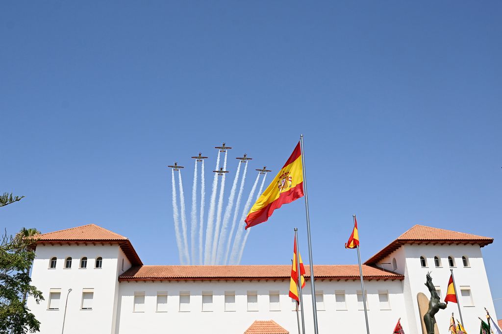 En una celebración de la Academia General del Aire y del Espacio, no ha faltado la exhibicion de la Patrulla Águila