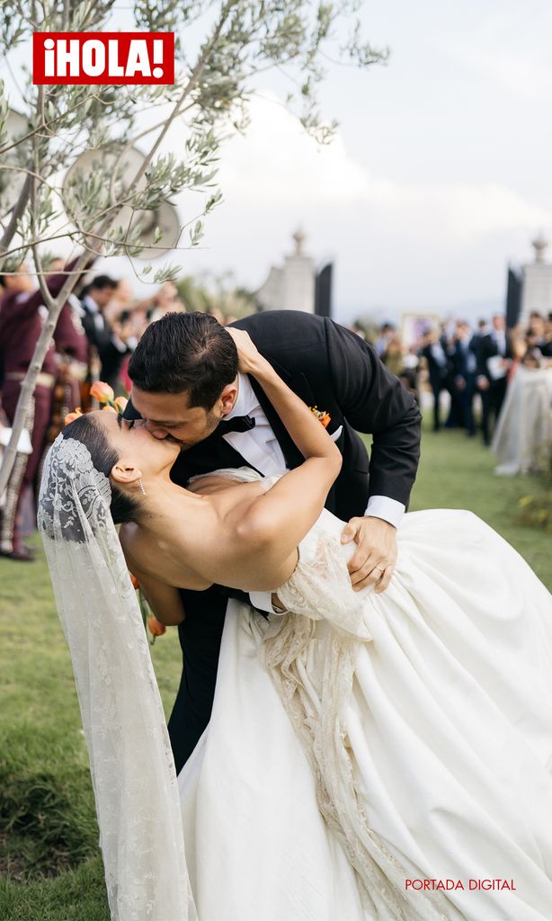 Fotos: AGBA WEDDINGS | Vestido: Lorena Formoso | Pendientes y alianzas: Rabat | Makeup: Sisley | Flores: Granada