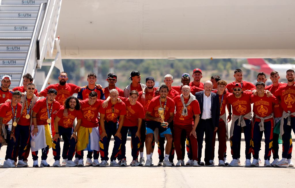 Los jugadores de la Selección Española llegan a Barajas tras ganar la Copa del Mundo