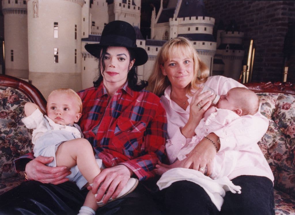 Fotografías íntimas de Michael Jackson junto a Debbie Rowe y sus hijos, Paris y Prince, tomadas en el rancho Neverland.