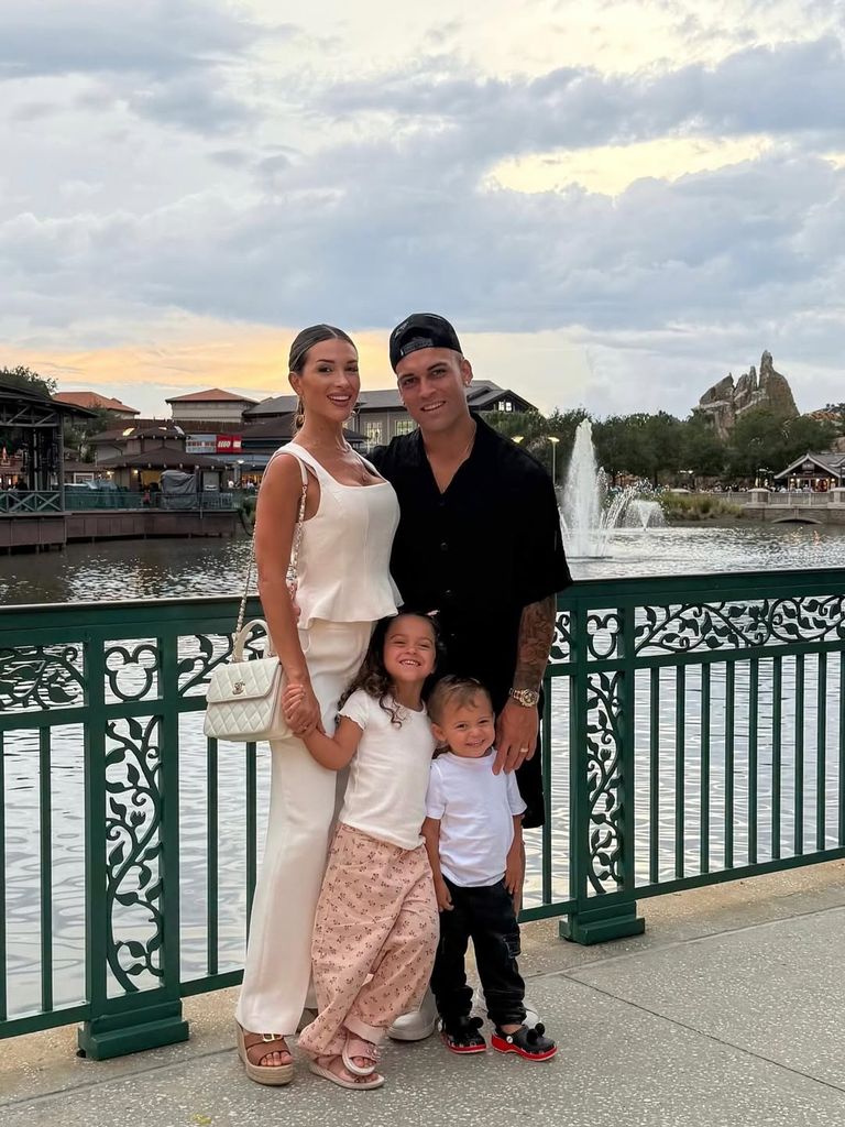La pareja tiene dos hijos: Nina, de 4 años y Theo, de 2