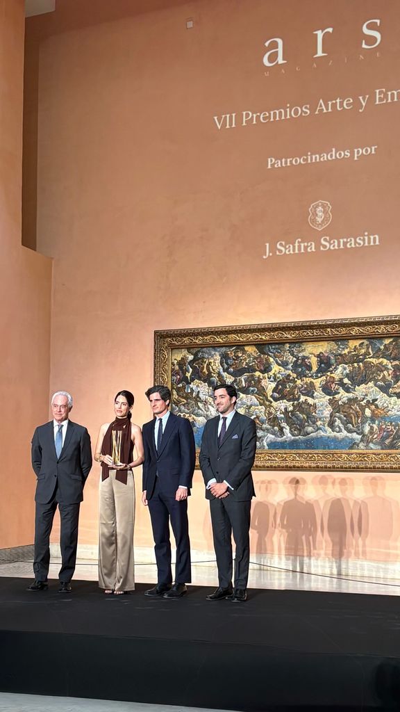 Sofía Palazuelo brilla en una entrega de galardones en el Museo Thyssen con un conjunto satinado en tonos tierra