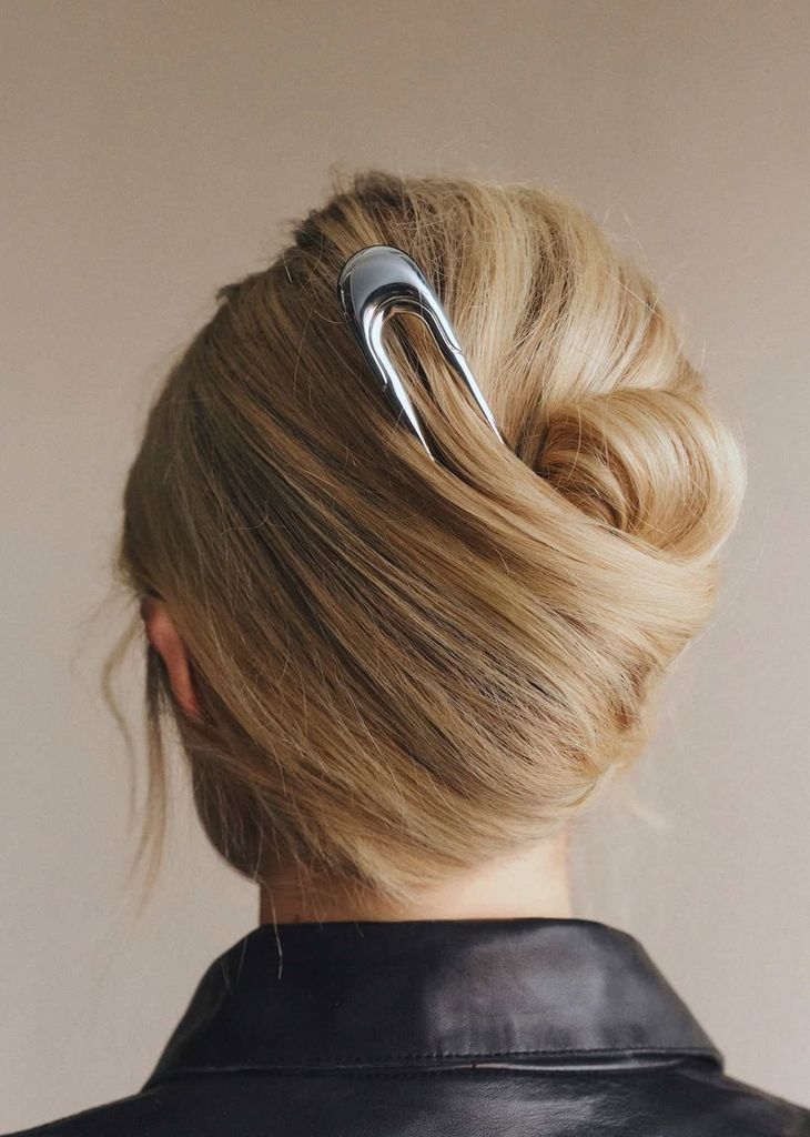 Recogido French twist con pasador metálico elegante