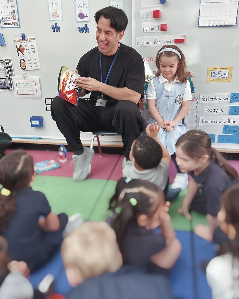 Jwan Yosef con Lucía en el colegio.
