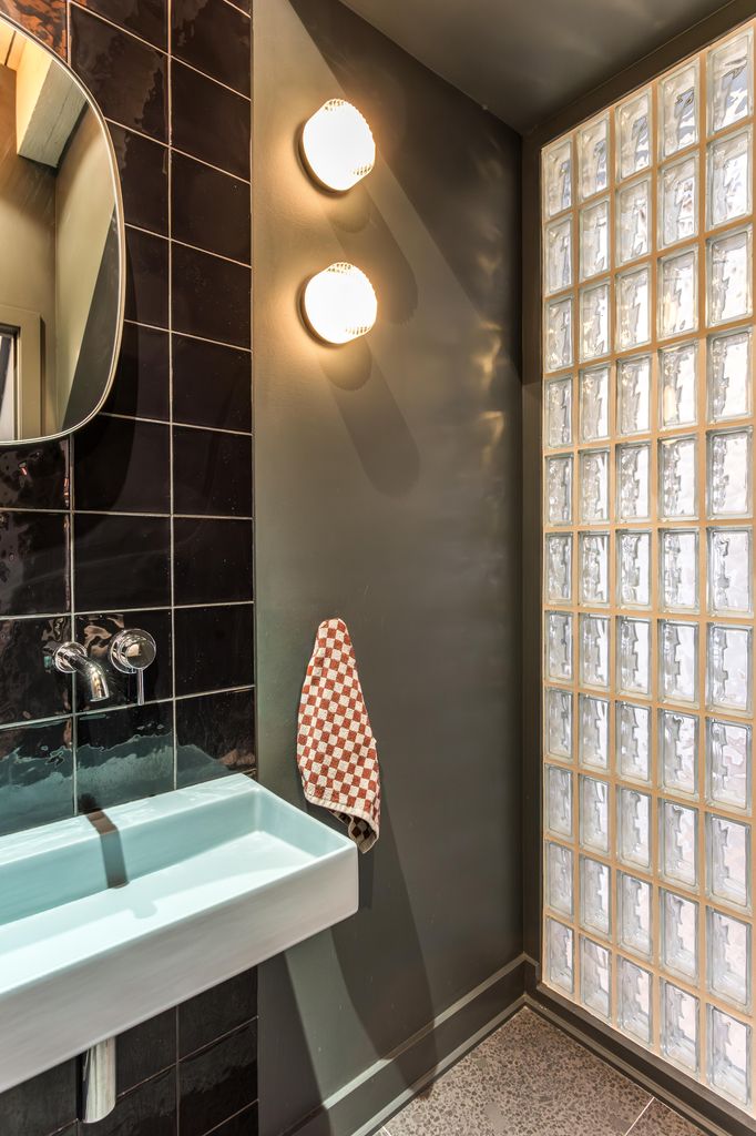 Cuarto de baño con pared de pavés