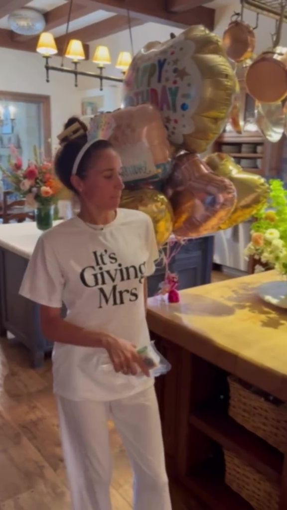 Meghan Markle mostró sus pasos de baile mientras iniciaban sus festejos de cumpleaños. 