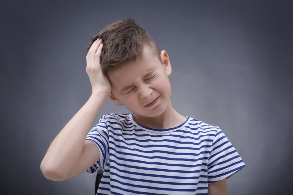 Niño con dolor de cabeza