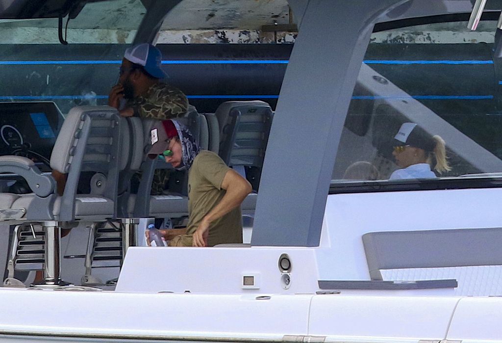 Enrique Iglesias y su esposa Anna Kournikova fueron vistos disfrutando de un paseo en bote en Miami mientras.