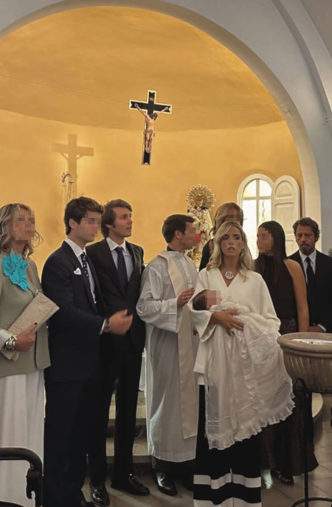 Paty Sánchez-Flores con el pequeño en brazos durante la ceremonia