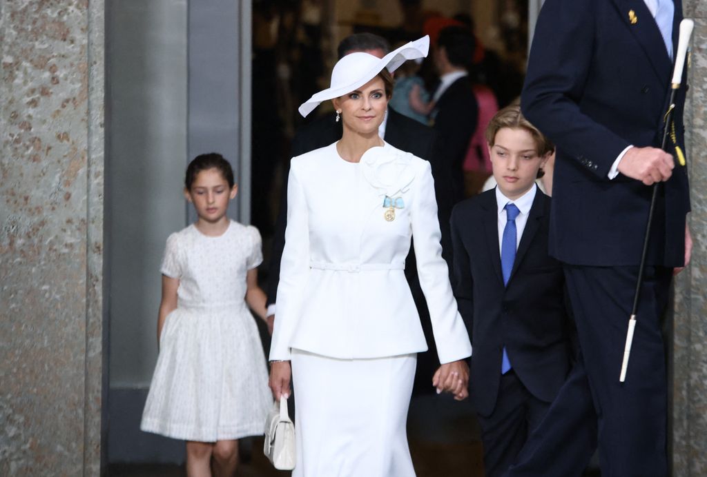 La princesa Magdalena, espectacular de blanco junto a sus hijos, la princesa Adriana y el príncipe Nicolás