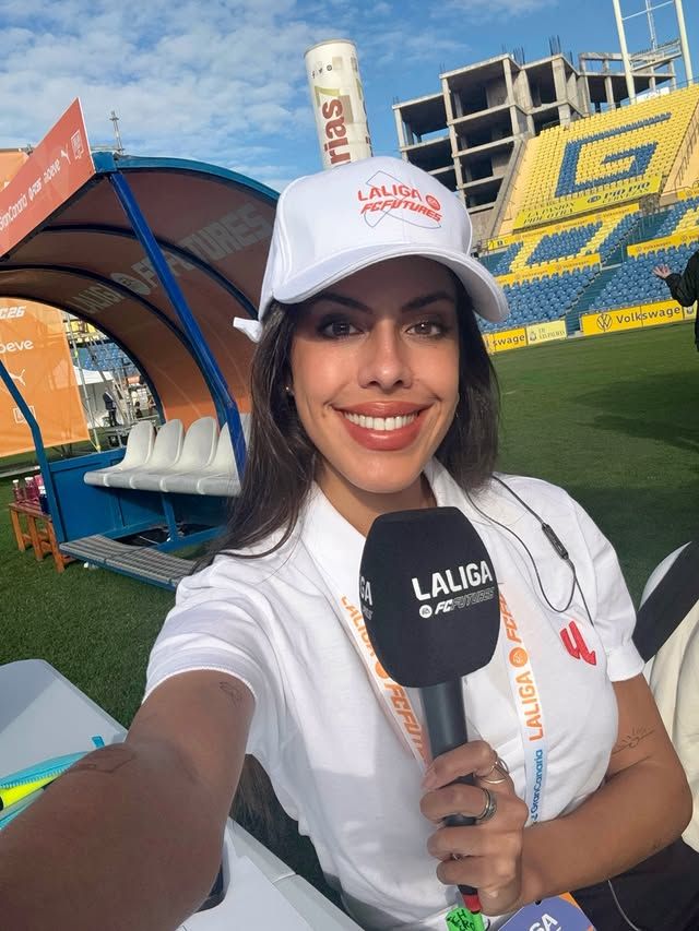 Es una de las pocas mujeres que se dedican a narrar partidos de fútbol