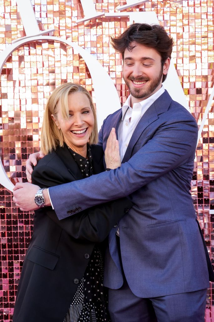 Lisa Kudrow con su hijo, Julian Stern, en el estreno de "The Comeback" en Los Angeles, el 19 de marzo de 2026