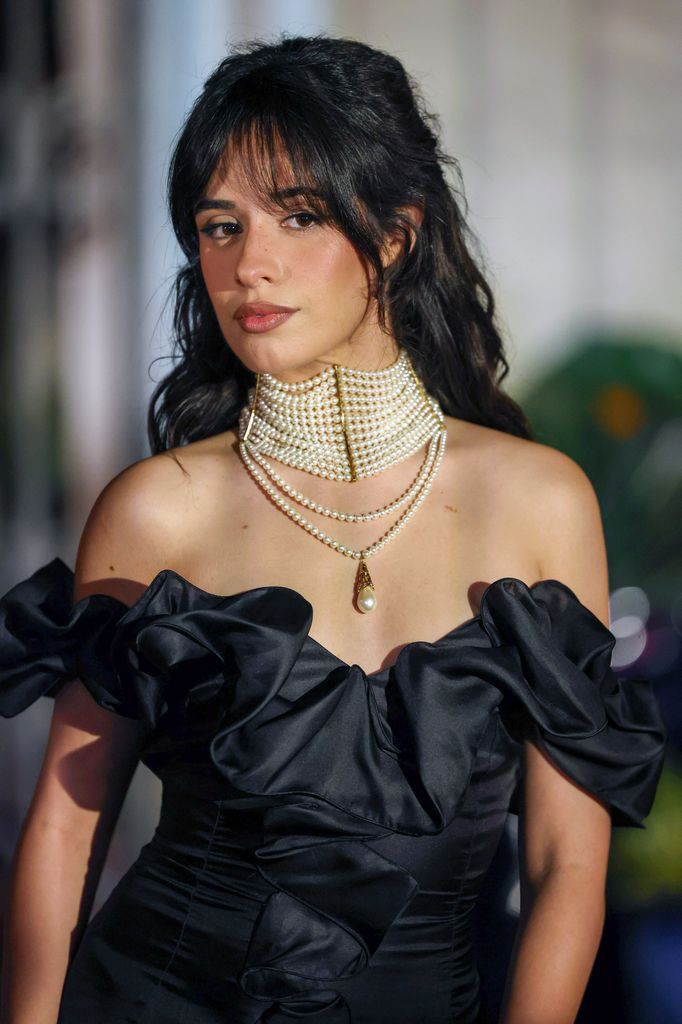 Las perlas le dan un toque único al look.