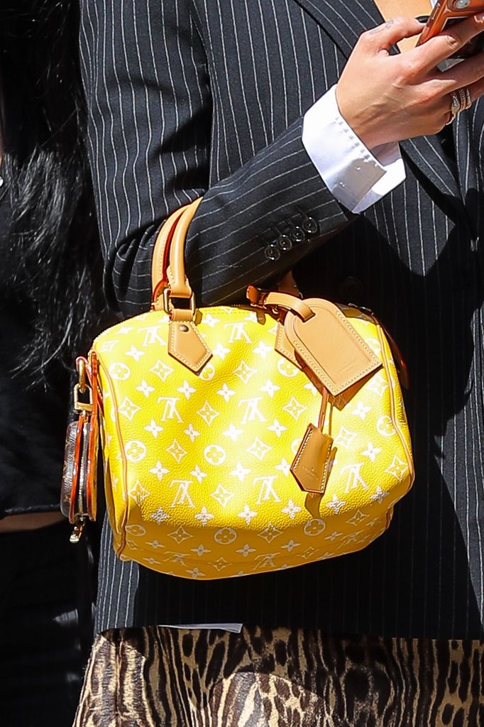 La cantante presumió un bolso amarillo vibrante de Louis Vuitton. 