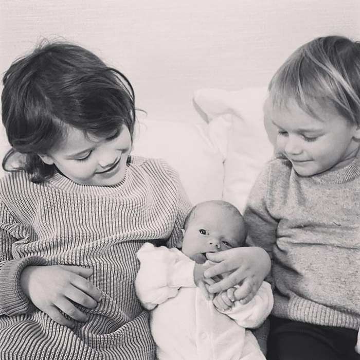 Carlos Felipe y Sofía de Suecia inauguran con un posado su primer verano como familia numerosa