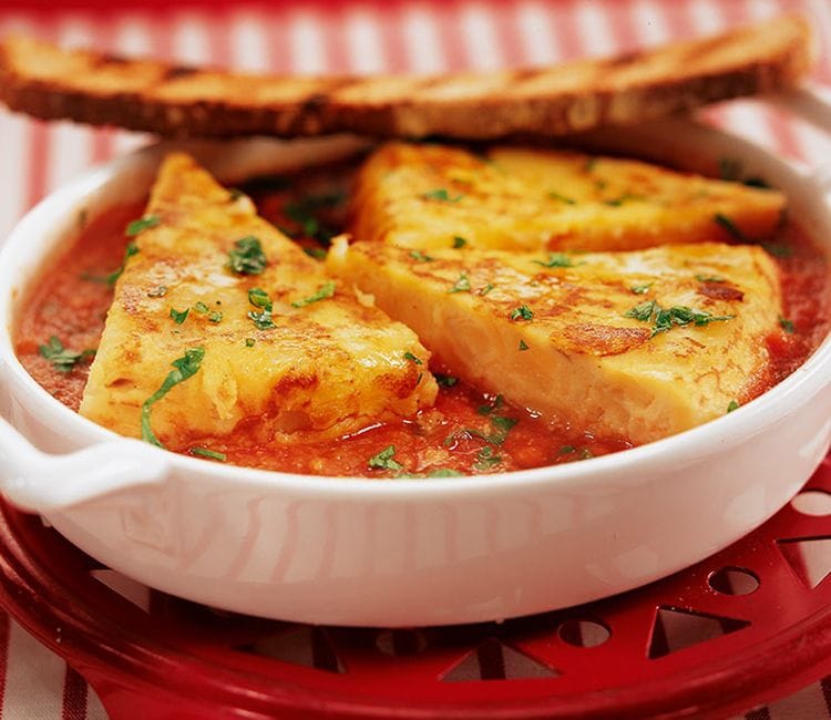 Tortilla guisada con salsa de tomate