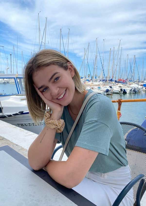 Laura Escanes con camiseta azul
