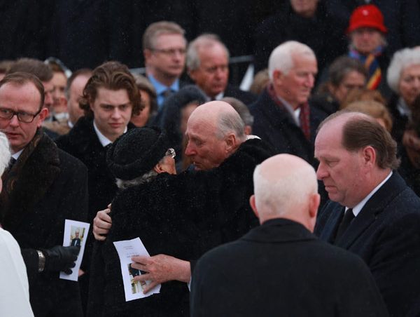 El rey Harald, de riguroso luto como toda la familia, no pudo reprimir las lágrimas cuando se encontró con su hermana, la viuda, y los hijos de Ferner en el exterior del templo 