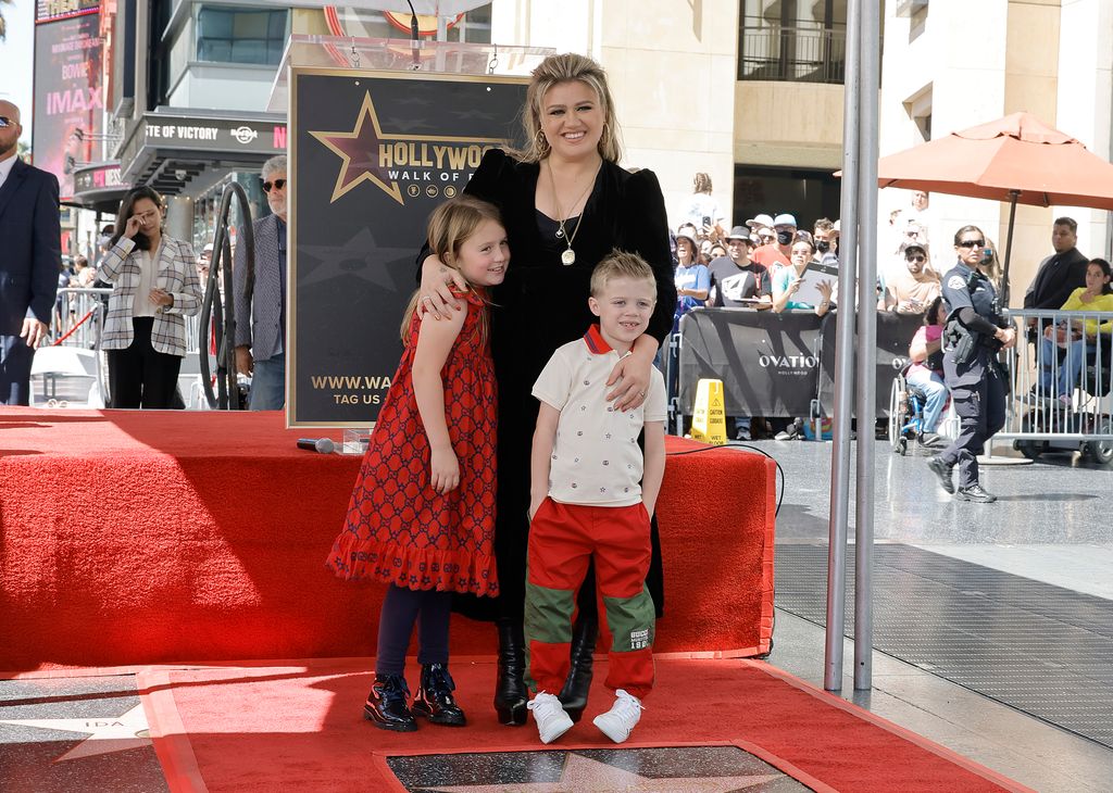 Kelly Clarkson con sus hijos River Rose y Remington Alexander Blackstock en la entrega de su estrella en el Paseo de la Fama en Hollywood en 2022.