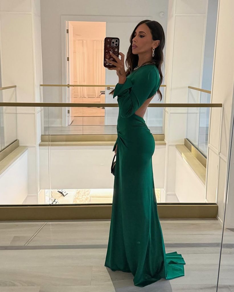 Antonela Roccuzzo en su casa de Miami con un vestido de Victoria Beckham