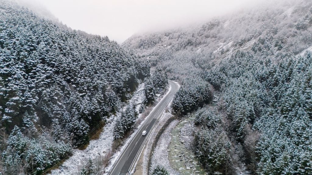La DGT recuerda dejar libre el carril izquierdo para facilitar el paso de quitanieves en episodios de nevadas intensas