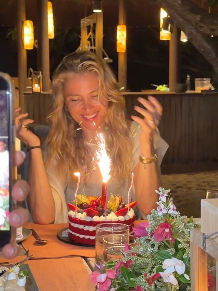 Durante el viaje, Elsa Pataky ha vuelto a soplar las velas por su 50 cumpleaños