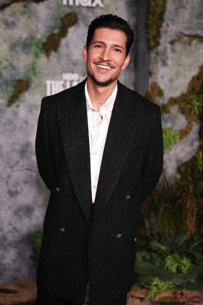 Danny Ramirez está en la mira por su reciente aparición junto a Jessica Alba.