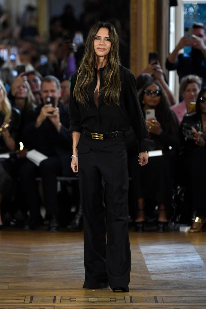 Victoria Beckham en la pasarela de Victoria Beckham Ready To Wear Primavera 2024 el 29 de septiembre de 2023 en París, Francia