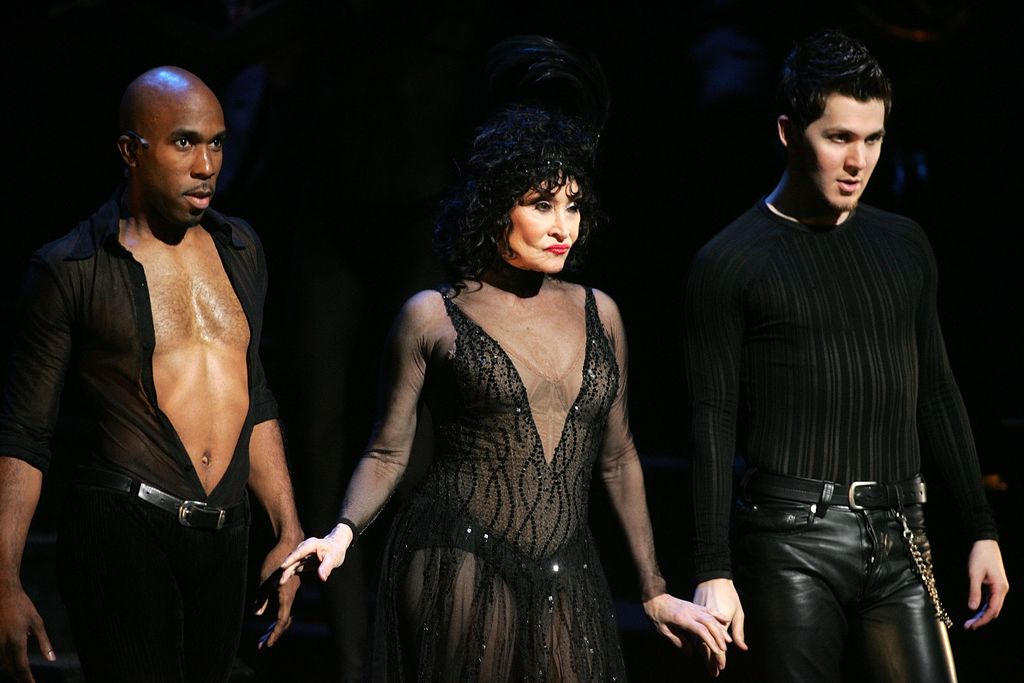 Chita Rivera se presenta en el escenario durante el ensayo general por el décimo aniversario del musical de Broadway Chicago, el 14 de noviembre de 2006, en la ciudad de Nueva York.