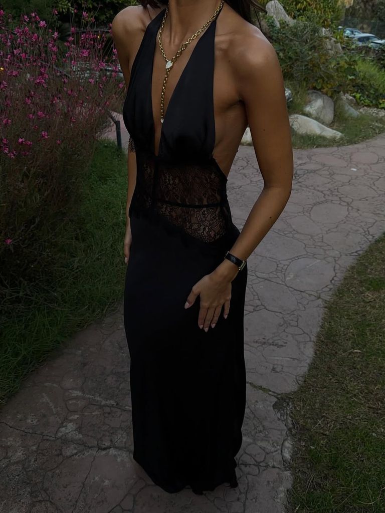 Blanca Arimany en una boda con vestido negro de encaje