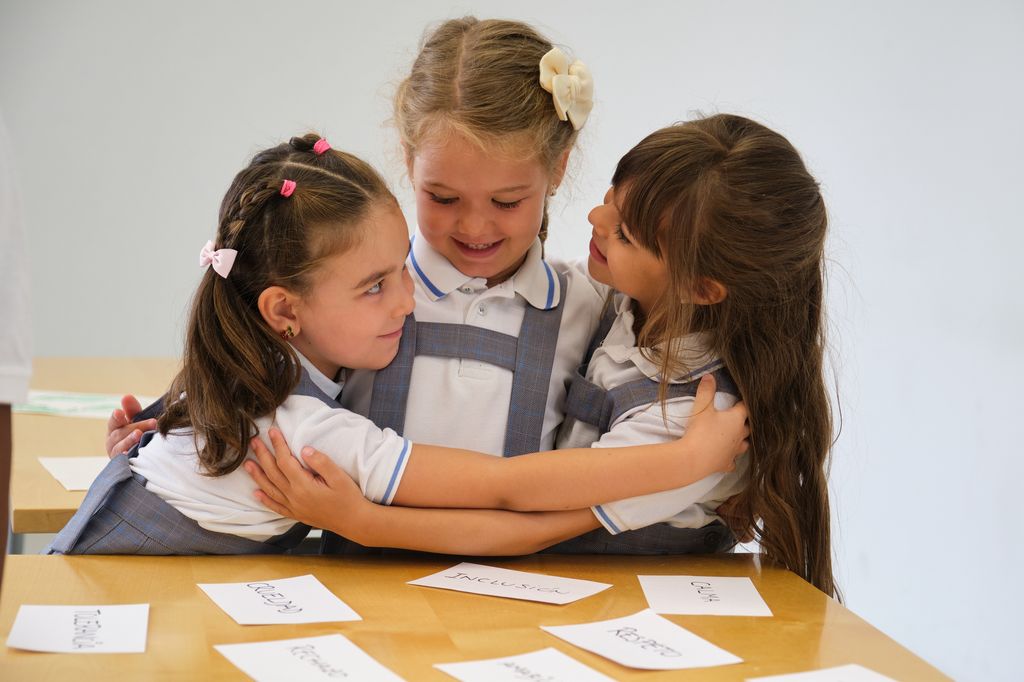 niñas dándose un abrazo en el colegio