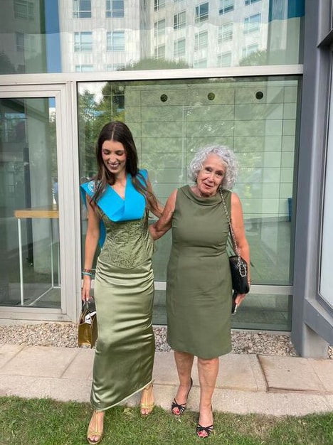 Invitada de graduación con el vestido que su abuela llevó a la boda de sus padres