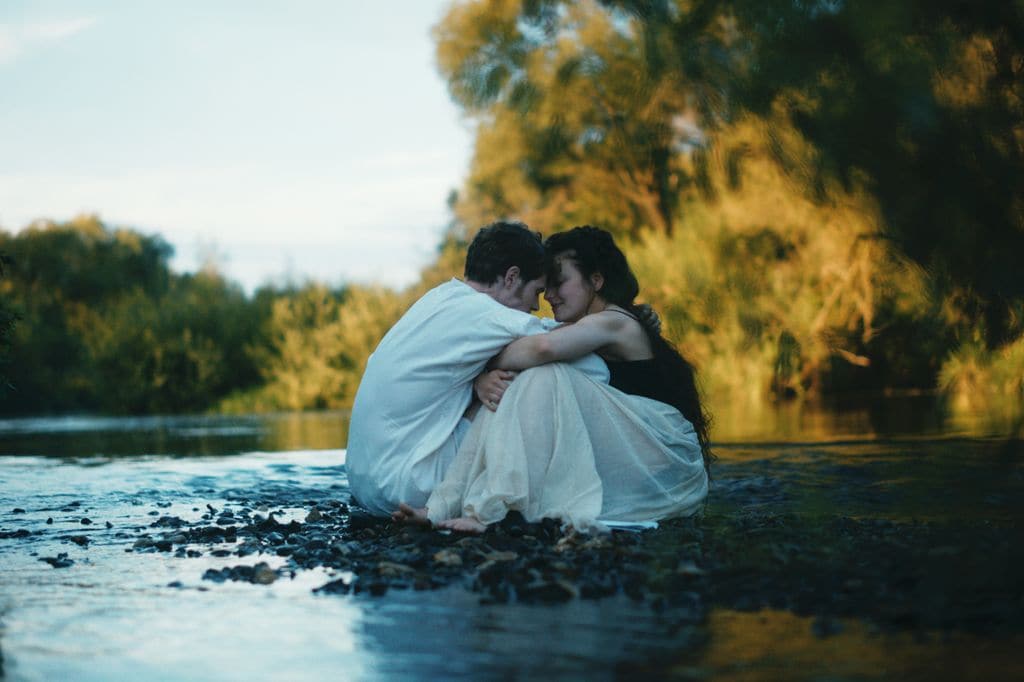 Cuando la rebelde Isabel se enamora del emperador Francisco y se promete inesperadamente con él, se adentra en el mundo lleno de tensiones e intrigas de la corte vienesa